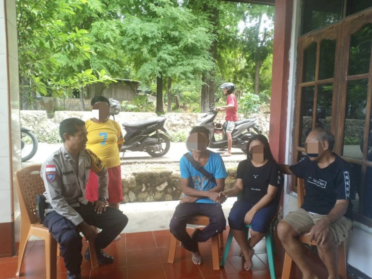 Bhabinkamtibmas Oepura Cepat Tanggapi Aduan, Damaikan Perselisihan Warga dengan Kekeluargaan.