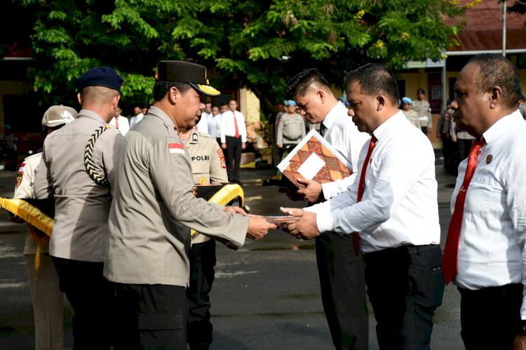 Penghargaan dan Apresiasi atas Dedikasi Luar Biasa, Tim Sus Pengungkapan Kasus Sebastian Bokol Terima Penghargaan Kapolda NTT.