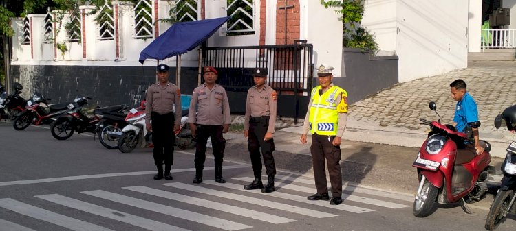 Pengamanan Natal 2025, Polsek Kota Lama Hadir Berikan Rasa Aman bagi Umat di Gereja Katedral.