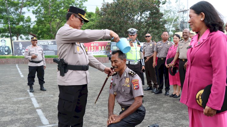 95 Personel Terima Kenaikan Pangkat, Polresta Kupang Kota Gelar Upacara dan Tradisi Mandi Kembang Dibawah Guyuran Hujan.