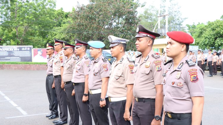 95 Personel Terima Kenaikan Pangkat, Polresta Kupang Kota Gelar Upacara dan Tradisi Mandi Kembang Dibawah Guyuran Hujan.