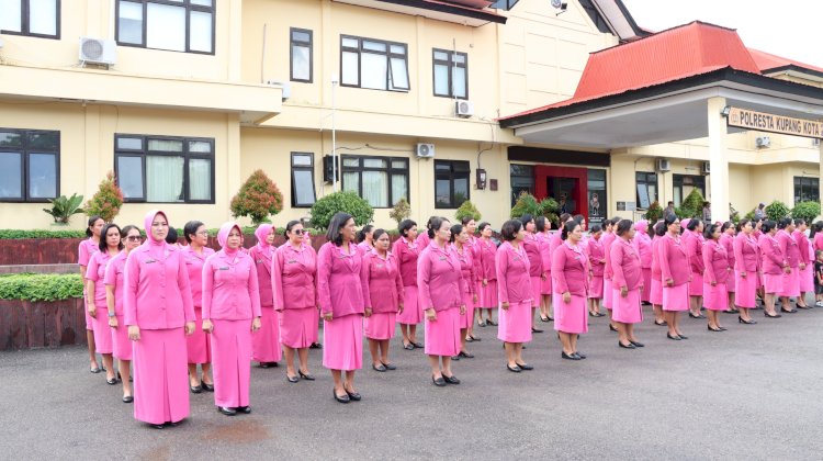 95 Personel Terima Kenaikan Pangkat, Polresta Kupang Kota Gelar Upacara dan Tradisi Mandi Kembang Dibawah Guyuran Hujan.