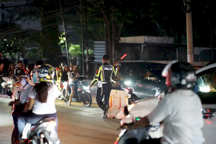 Pergantian Tahun Baru 2026 di Kota Kupang Berlangsung Meriah dan Kondusif, Kapolresta Kombes Djoko Lestari Apresiasi Peran Masyarakat.