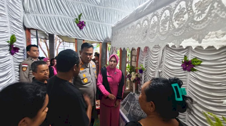 Kapolresta Kupang Kota Melayat ke Rumah Duka Istri Anggota Satintelkam, Wujud Empati dan Solidaritas Keluarga Besar Polri.
