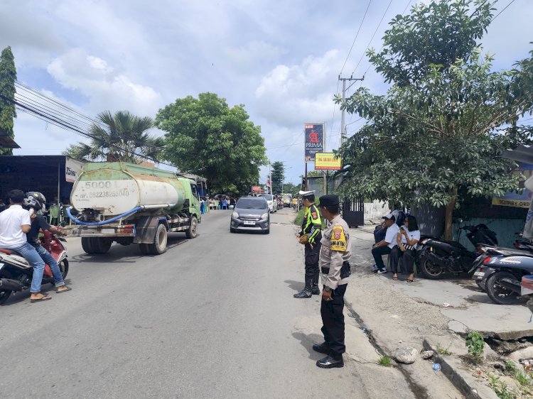 Bhabinkamtibmas Oepura dan Personel Lantas Polsek Maulafa Amankan Ibadah Pemakaman Warga