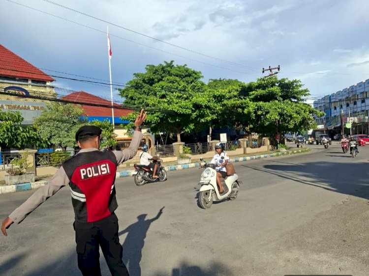 Satsamapta Polresta Kupang Kota Laksanakan Pengaturan Lalu Lintas Pagi Hari, Ciptakan Keamanan dan Kenyamanan bagi Masyarakat.