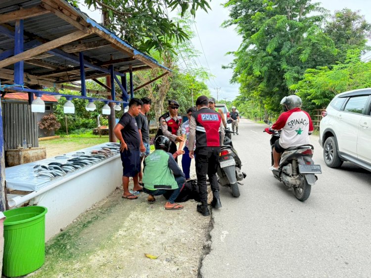 Patroli Satsamapta Polresta Kupang Kota Bantu Evakuasi Ibu Hamil yang Pingsan di Jalan