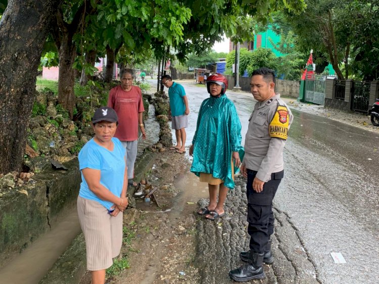 Cegah Genangan Air Akibat Sampah, Bhabinkamtibmas Kayu Putih Pantau Pembersihan Saluran Air