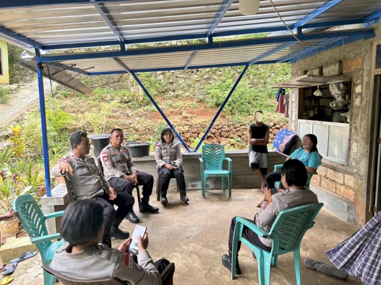 Satbinmas Polresta Kupang Kota Sambangi Warga Bantaran Kali, Berikan Imbauan Waspada Cuaca Ekstrem.