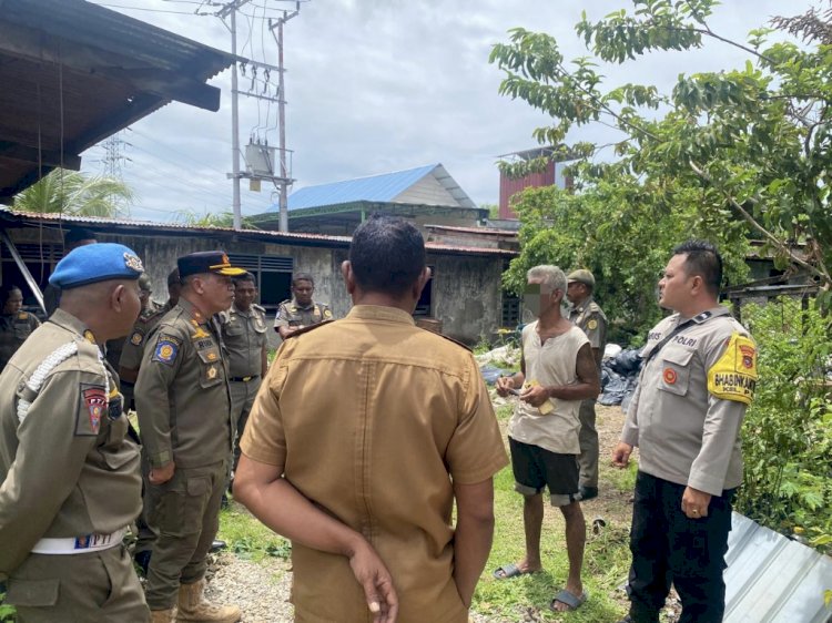 Bhabinkamtibmas Penkase Oeleta Bersama Satpol PP Beri Imbauan Terkait Kebersihan Kandang Ternak Warga