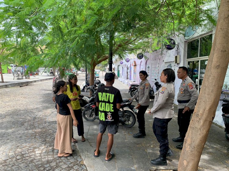 Satbinmas Polresta Kupang Kota Gelar Patroli Dialogis di Pantai Teddys, Tekankan Pencegahan Uang Palsu dan Curanmor.