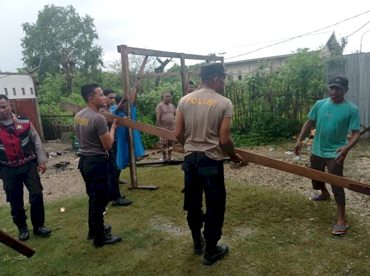 Angin Kencang Merusak Beberapa Rumah di Kecamatan Alak, Polresta Kupang Kota Sigap Tangani.