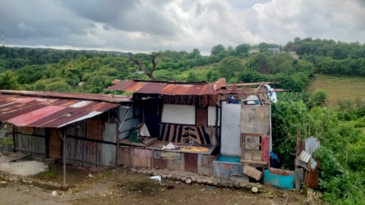 Angin Kencang Merusak Beberapa Rumah di Kecamatan Alak, Polresta Kupang Kota Sigap Tangani.