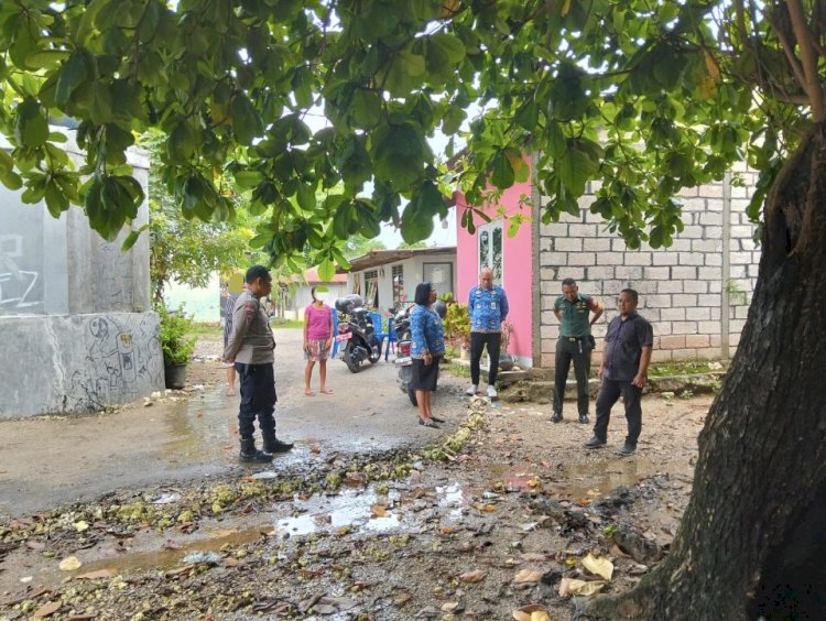 Bau Tak Sedap dari Limbah WC Mengganggu Warga, Bhabinkamtibmas Kayu Putih Langsung Tindaklanjuti.