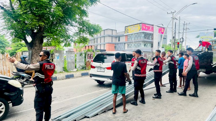 Aksi Sigap Satsamapta Polresta Kupang Kota Urai Kemacetan Akibat Truk Muatan Besi Jatuh dan Mobil Mogok di Patung Kirab