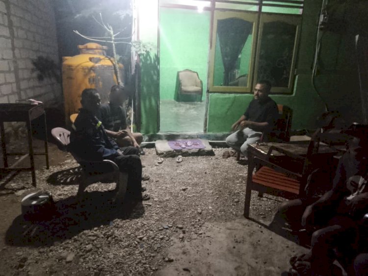 Selesaikan Masalah Penganiayaan Secara Kekeluargaan, Bhabinkamtibmas Namosain Fasilitasi Perdamaian Warga.