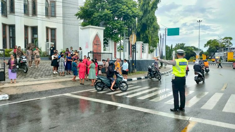 Satlantas Polresta Kupang Kota Pastikan Keamanan Ibadah Minggu di Sejumlah Gereja.