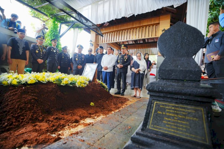 Hadiri Pemakaman, Kapolri: Pesan Eyang Meri Jadi Inspirasi dan Semangat Keluarga Besar Polri.