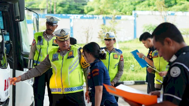 Kasat Lantas Polresta Kupang Kota Pimpin Ramp Check Gabungan di Terminal Beumopu, Pastikan Angkutan Umum Layak Operasi.