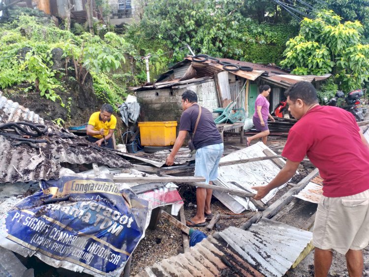 Bhabinkamtibmas Nunbaun Delha Sigap Bantu Warga Terdampak Bencana Angin Kencang