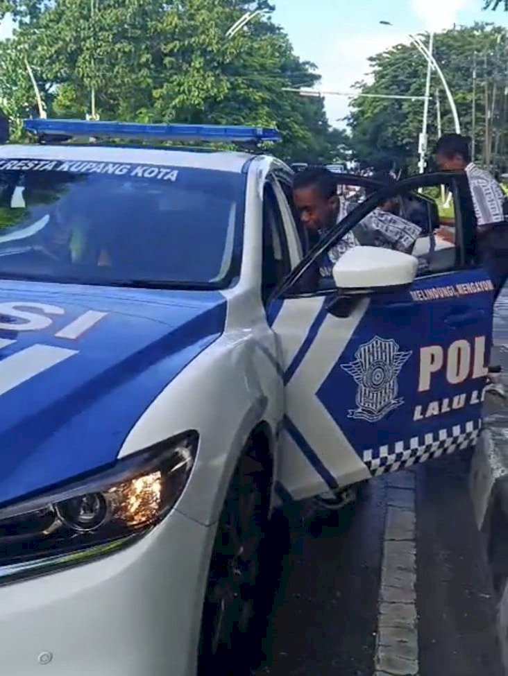 Peduli Pelajar, Kasat Lantas Polresta Kupang Kota Antar Siswa ke Sekolah.