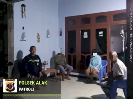 Gerak Cepat Bhabinkamtibmas Fatufeto, Turun TKP Pelemparan Rumah di Jalan Tifa.