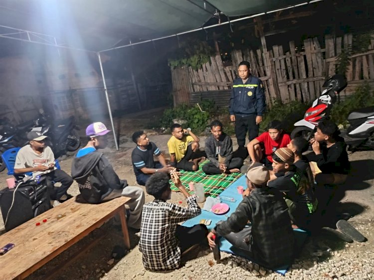 Patroli Responsif! Bhabinkamtibmas Bubarkan Pesta Miras Anak Muda di Belakang Terminal Walikota Kupang