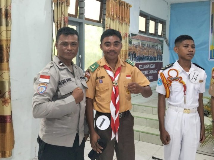 Bhabinkamtibmas Oebufu Hadiri Lomba Ketangkasan Baris Berbaris di SMA Negeri 5 Kota Kupang