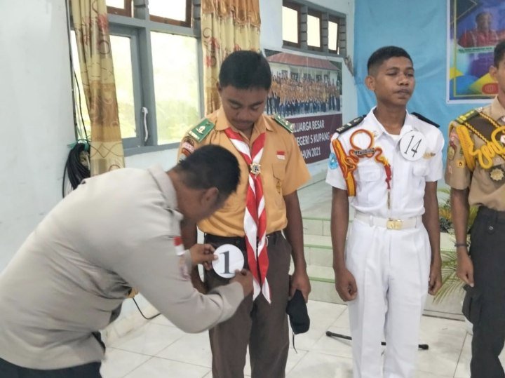 Bhabinkamtibmas Oebufu Hadiri Lomba Ketangkasan Baris Berbaris di SMA Negeri 5 Kota Kupang