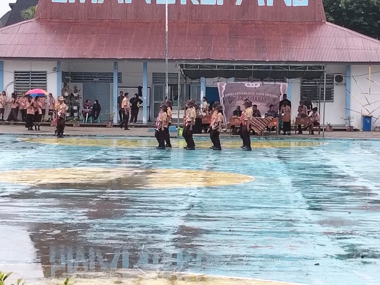 Bhabinkamtibmas Oebufu Hadiri Lomba Ketangkasan Baris Berbaris di SMA Negeri 5 Kota Kupang