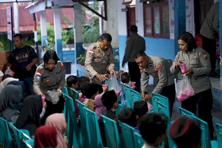 Polresta Kupang Kota Berbagi Takjil dan Buka Puasa Bersama Anak Panti Asuhan At-Tin