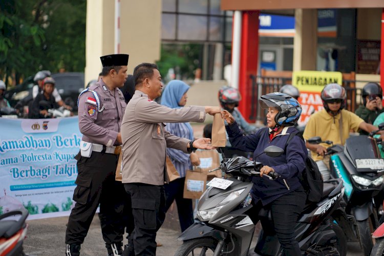 Indahnya Berbagi, Wakapolresta Kupang Kota Bersama Bhayangkari Bagikan Takjil Gratis bagi Pengendara.