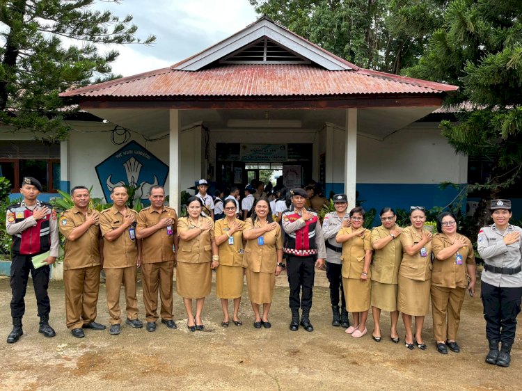 Kasat Samapta Polresta Jadi Irup di SMPN 11 Kota Kupang, Sampaikan Pesan Kapolda NTT.
