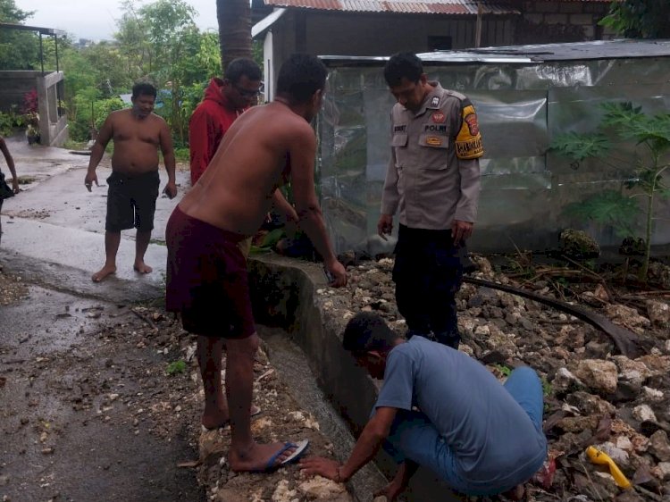 Bhabinkamtibmas Bakunase Bersama Lurah Tinjau Saluran Air Tersumbat, Ajak Warga Kerja Bakti.