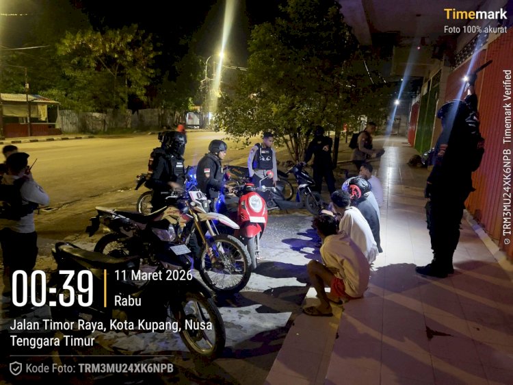 Jaga Kekhusyukan Sahur, Sat Samapta Polresta Kupang Kota Sisir Kerumunan Miras hingga Amankan Rumah Kosong.