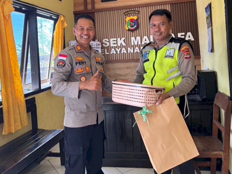 Kapolsek Maulafa Serahkan Paket Lebaran dan Nyepi kepada Personel, Wujud Kebersamaan dan Toleransi.