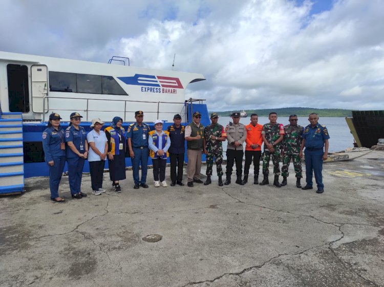 Arus Mudik Lebaran Meningkat, Polsubsektor Tenau Siaga di Dermaga Pelabuhan.