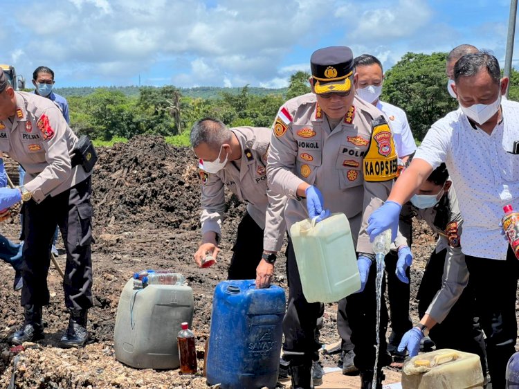 Komitmen Berantas Kriminalitas, Kapolresta Kupang Kota Pimpin Pemusnahan 5.376 Liter Miras Ilegal di TPA Alak.