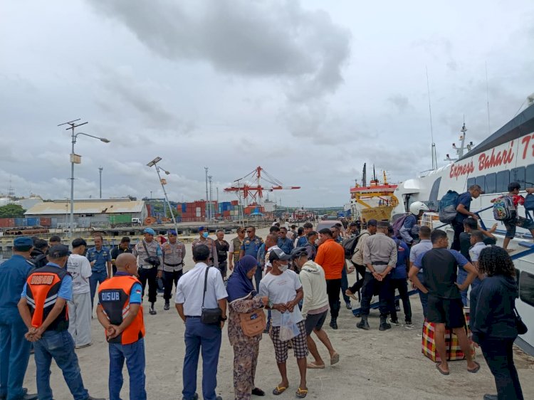 Mudik Lebaran 2026, Polsubsektor Tenau Pastikan Arus Penumpang Kapal Aman dan Tertib.