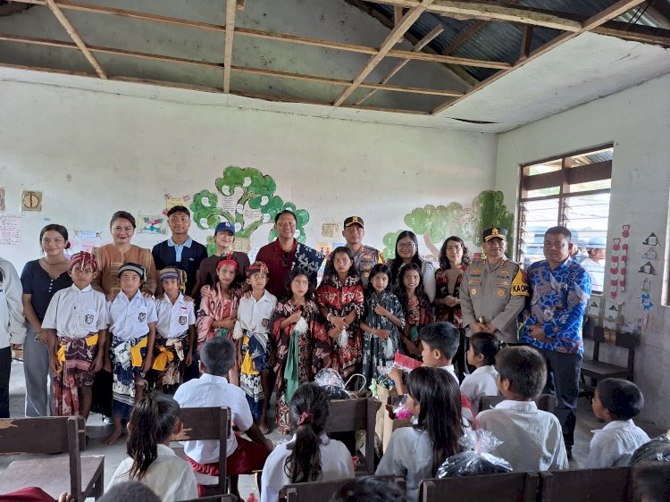 Peduli Pendidikan di Sumba Timur, Wakapolda NTT Beri Bantuan Untuk Siswa dan Sekolah