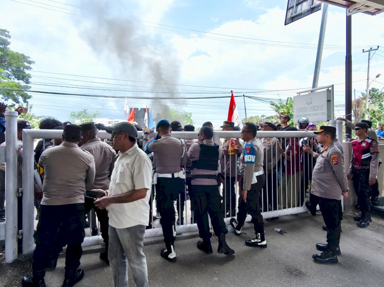 Humanis dan Profesional, Wakapolresta Kupang Kota Pimpin Pengamanan Aksi Unras di Depan Kejati NTT.