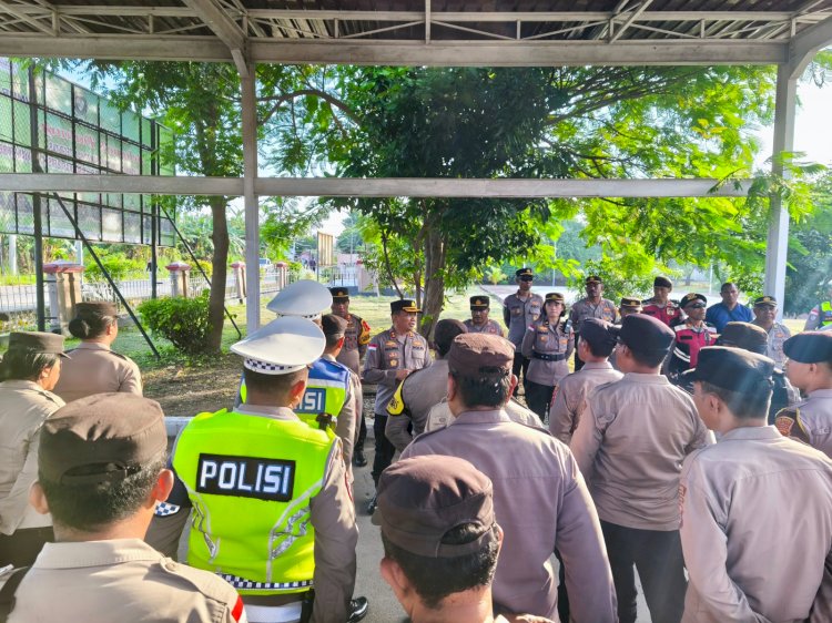 Humanis dan Profesional, Wakapolresta Kupang Kota Pimpin Pengamanan Aksi Unras di Depan Kejati NTT.