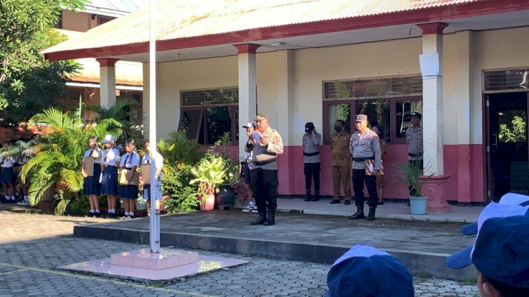 Satbinmas Polresta Kupang Kota Edukasi Pelajar Lewat Upacara Bendera di SMP Negeri 1 Kota Kupang