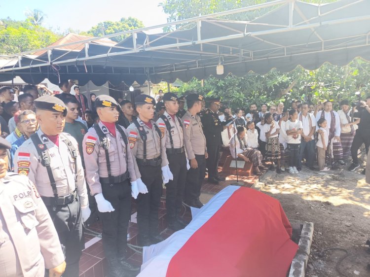 Penghormatan Terakhir AKBP Purn. Nimrot Bistolen: IPDA Abdul Haris Pimpin Pasukan Hadiri Upacara Pemakaman.