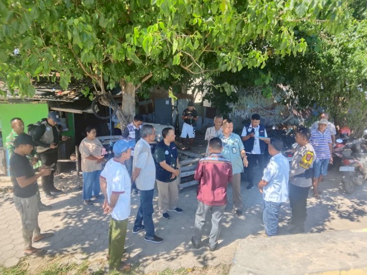 Bhabinkamtibmas Namosain Dampingi Tim Survey Kampung Nelayan, Wujud Dukungan Polri terhadap Program Pemerintah.