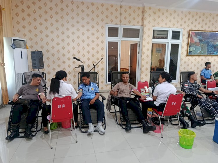 Sinergisitas TNI-Polri, Personel Polsek Maulafa Ikuti Donor Darah di Lanud El Tari Kupang.