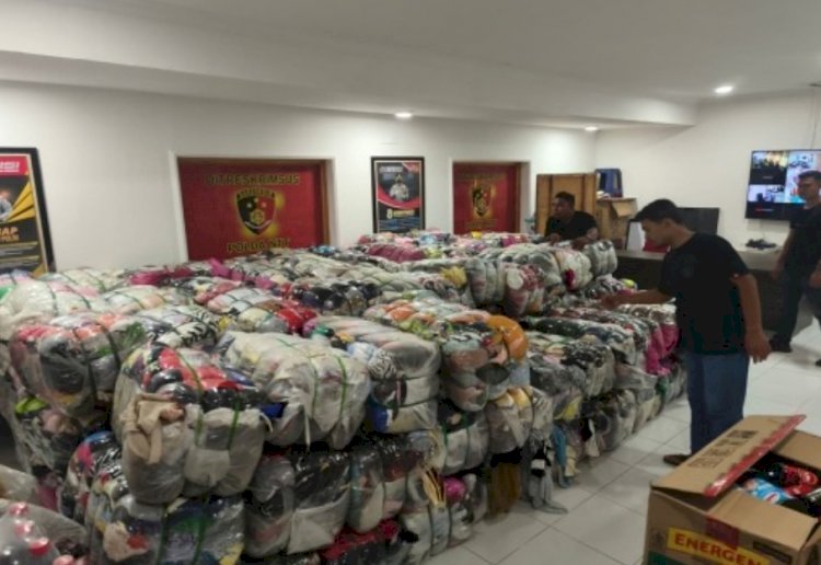 Polda NTT Bongkar Jaringan Penyelundupan Thrifting Ilegal, 157 Ballpress Diamankan.
