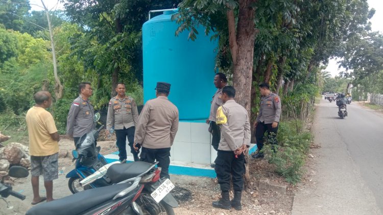 Wakapolresta Kupang Kota Didampingi Kapolsek Maulafa, Cek Kesiapan Sumur Bor Bantuan Kapolda NTT di Dua Lokasi.