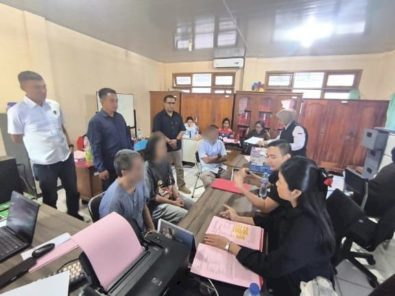 Kasus Pasutri Pembuat Uang Palsu Dinyatakan P-21, Reskrim Polresta Kupang Kota Lakukan Pelimpahan Tersanga dan Barang Bukti.