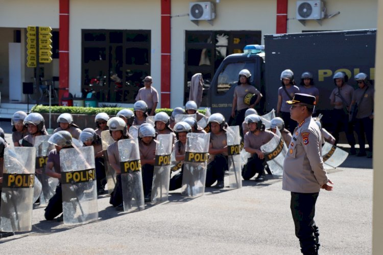 Mantapkan Kesiapan Pengamanan May Day, Kapolresta Kupang Kota Pimpin Latihan Dalmas Personel Gabungan Satuan Fungsi.